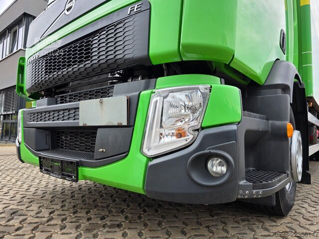 Camión caja VOLVO FE 320 / Ladebordwand