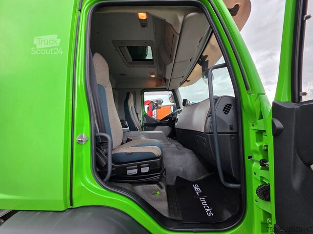 Camión caja VOLVO FE 320 / Ladebordwand