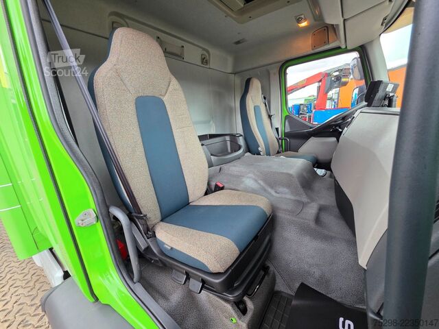 Camión caja VOLVO FE 320 / Ladebordwand