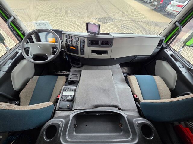 Camión caja VOLVO FE 320 / Ladebordwand