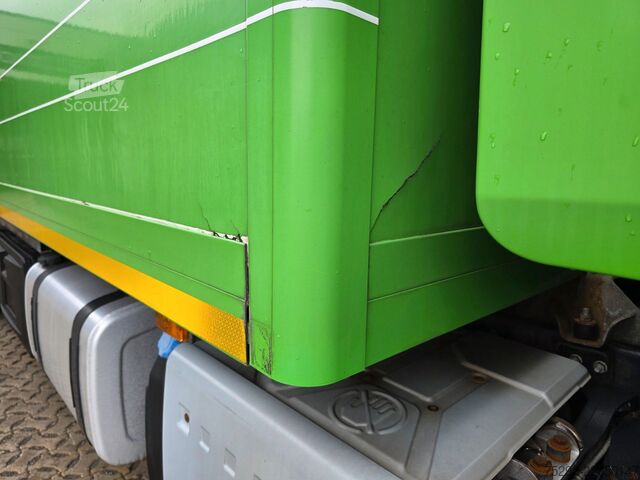 Camión caja VOLVO FE 320 / Ladebordwand