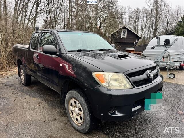 Station wagon con tetto alto Toyota Hilux 4x4 van – 2 sets of tires!