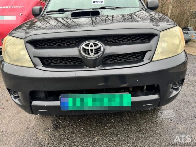 Station wagon con tetto alto Toyota Hilux 4x4 van – 2 sets of tires!