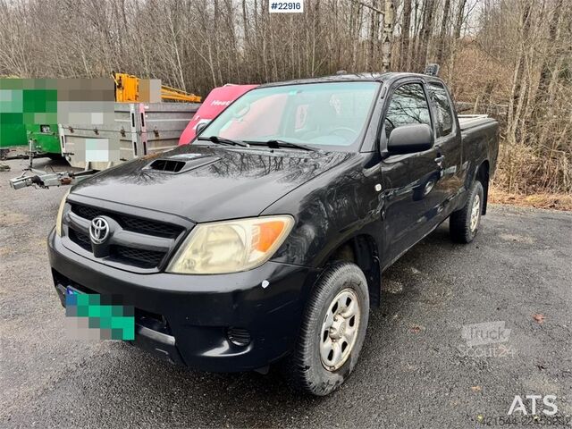 Station wagon con tetto alto Toyota Hilux 4x4 van – 2 sets of tires!