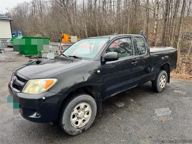 Station wagon con tetto alto Toyota Hilux 4x4 van – 2 sets of tires!
