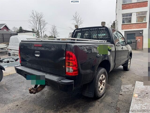 Station wagon con tetto alto Toyota Hilux 4x4 van – 2 sets of tires!