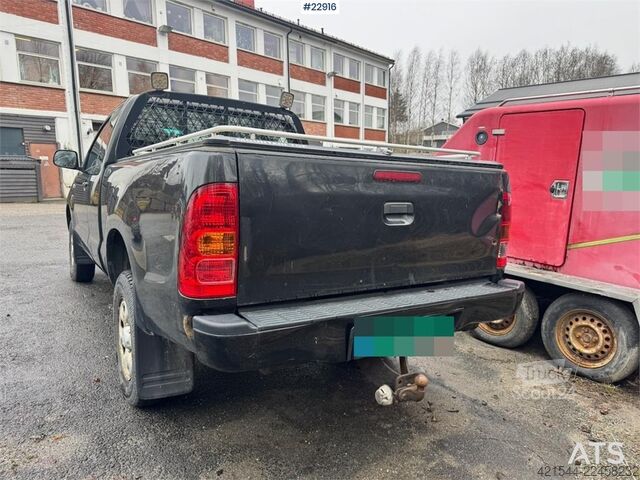 Station wagon con tetto alto Toyota Hilux 4x4 van – 2 sets of tires!