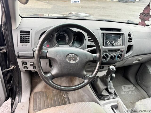 Station wagon con tetto alto Toyota Hilux 4x4 van – 2 sets of tires!