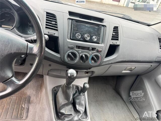 Station wagon con tetto alto Toyota Hilux 4x4 van – 2 sets of tires!
