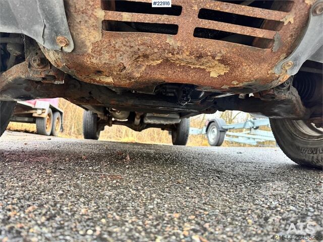 Station wagon con tetto alto Toyota Hilux 4x4 van – 2 sets of tires!