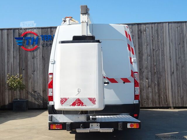 Uz kravas automobiļa uzstādīta darba platforma RENAULT Master 2.3 dCi Hubarbeitsbühne 10M Versalift PTO