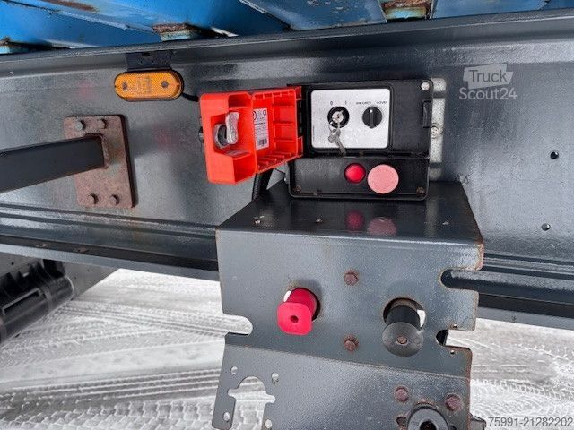 Billenős félpótkocsi  Stahlmuldenkipper für Schrotttransport