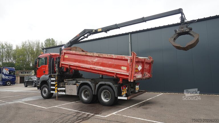 Camión grúa MAN TGS 28.400 6X6 2 SIDE TIPPER WITH HMF 1643 CRAN...