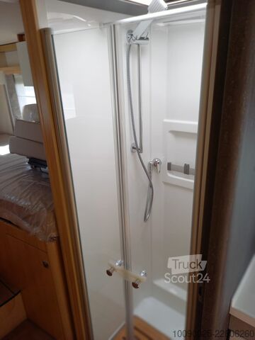 Puoliksi integroitu matkailuauto Hymer MLT 780