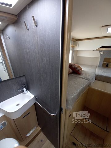 Puoliksi integroitu matkailuauto Hymer MLT 780
