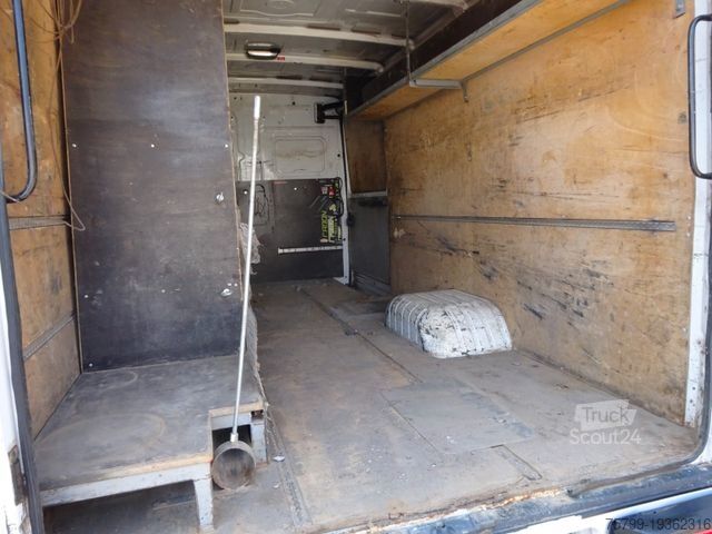 Dodávka s vysokou strechou MERCEDES-BENZ 613D Vario Kasten 4x2