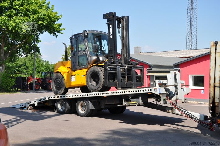 Remorcă tandem cu timon fix și rampă Nutzfahrzeug Osterweddingen FZSDAH 19.00