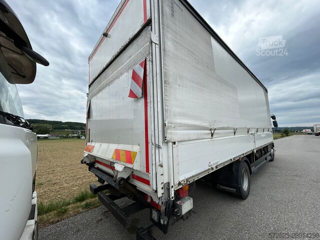 Camion cu platformă și prelată Renault D