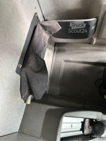 Camion cu platformă și prelată Renault D
