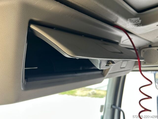 Camion cu platformă și prelată Renault D