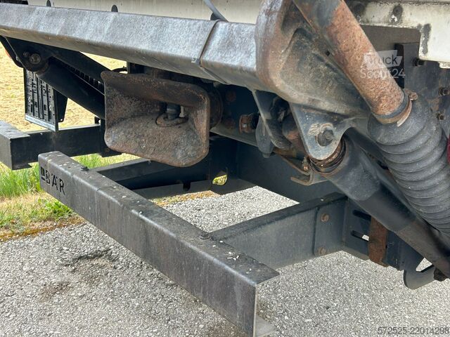 Camion cu platformă și prelată Renault D