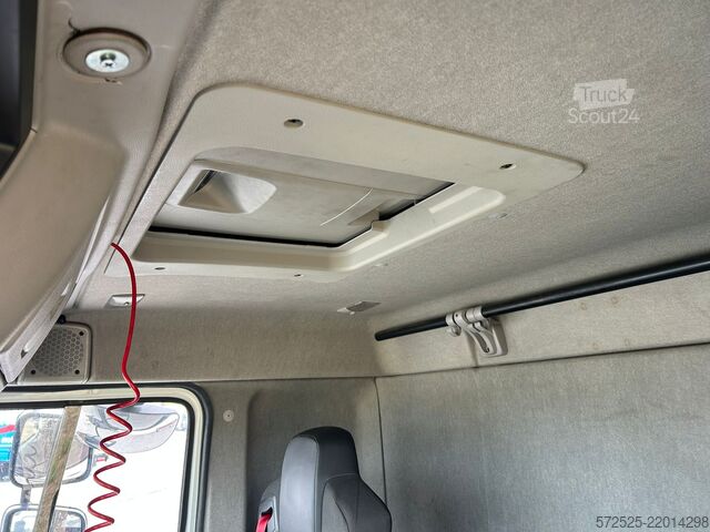 Camion cu platformă și prelată Renault D