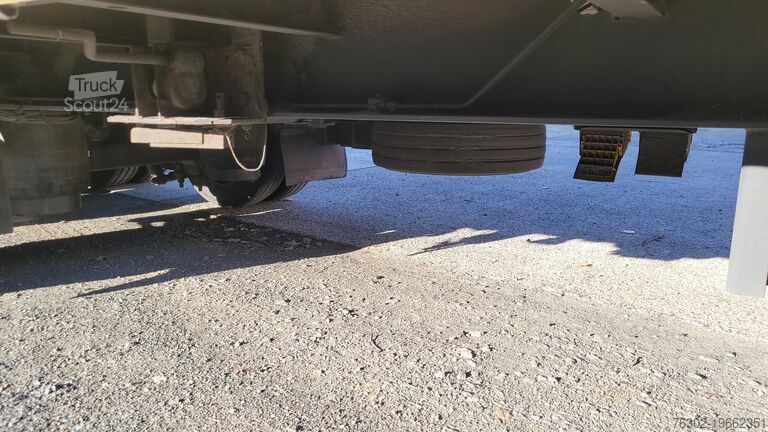 Getränkeauflieger Schröder Getränkejumbo Hubdach Lenkachse