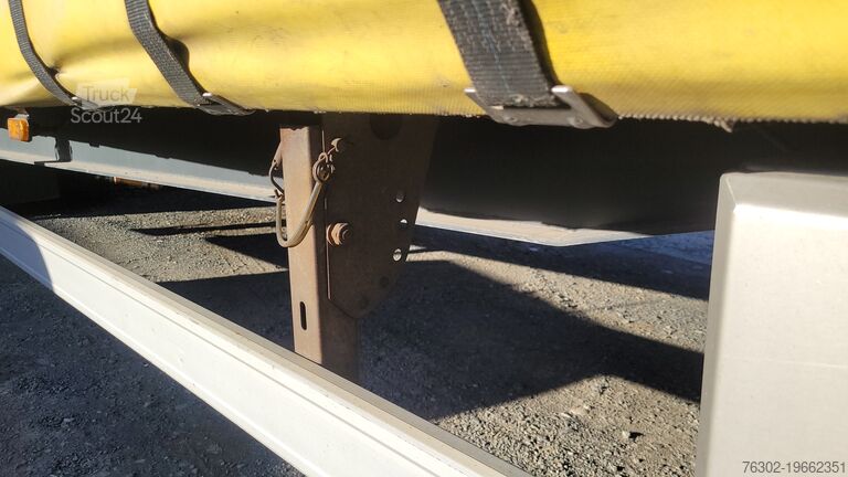 Getränkeauflieger Schröder Getränkejumbo Hubdach Lenkachse