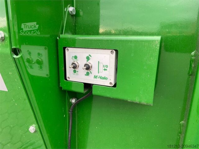 Landbruksmaskin  McHale Silgaeverteiler und Strohhäcksler "C 460"