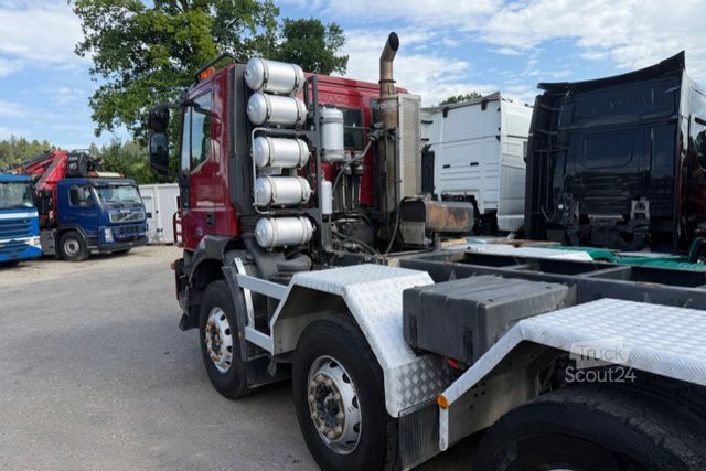 Camião basculante IVECO Trakker 34T45 10x4 Chassis