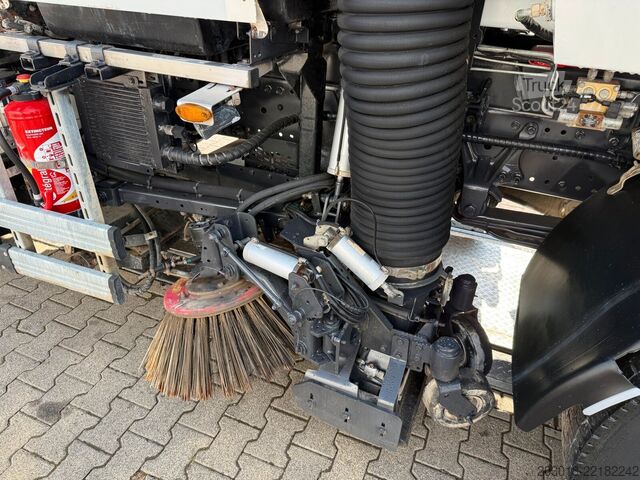 Balayeuse de voirie MERCEDES-BENZ AXOR 1829 Kehrmaschine BUCHER