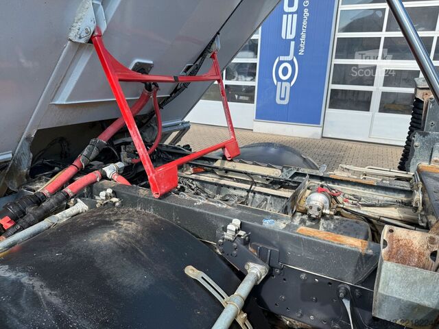 Balayeuse de voirie MERCEDES-BENZ AXOR 1829 Kehrmaschine BUCHER
