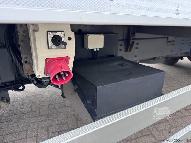 Chladírenská/mrazírenská přeprava Scania P250 ECF BOX + TRS TWIN-COOL + DHOLLANDIA