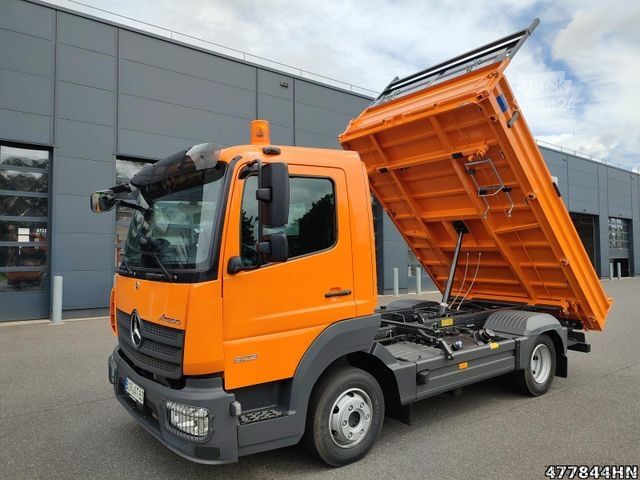 Kiepwagen bestelauto MERCEDES-BENZ Atego 823 K 2 x AHK, Abbiegeassistent, RKL