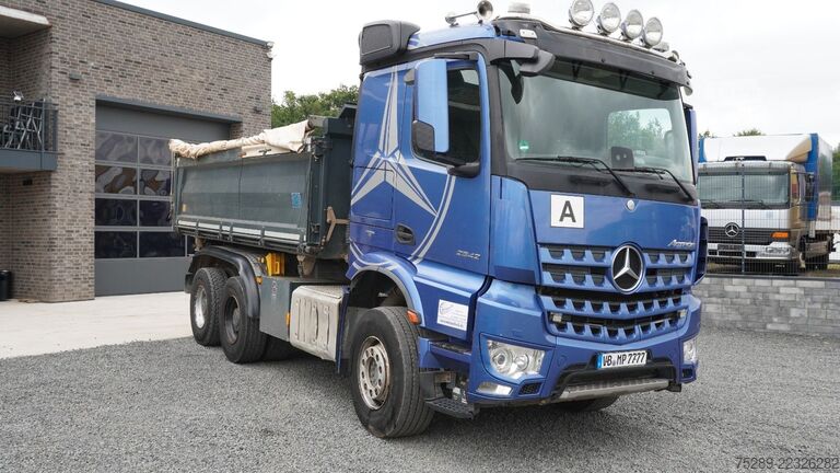 Tre-sidet tipbil MERCEDES-BENZ Arocs 2642 Kipper Dreiseitenkipper Klima  6x4