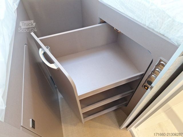 Camping-car semi-intégré BÜRSTNER Lyseo TD 727 G Mega-Deal!