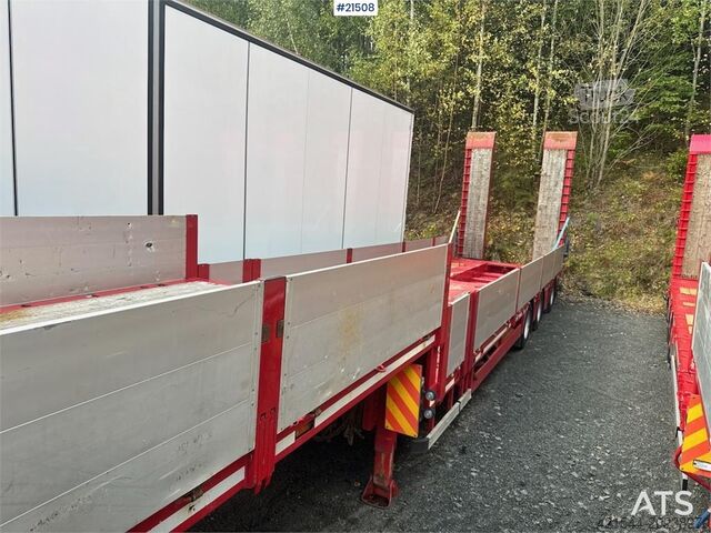 Doll Machinery semi med breddningsmöjlighet och hydrauliska broar. Doll Machinery Semi w/ Widening and Hydraulic Bridges.