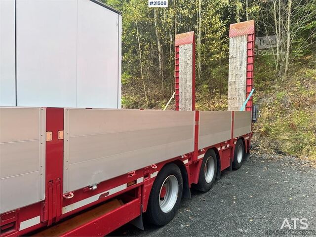 Doll Machinery semi med breddningsmöjlighet och hydrauliska broar. Doll Machinery Semi w/ Widening and Hydraulic Bridges.