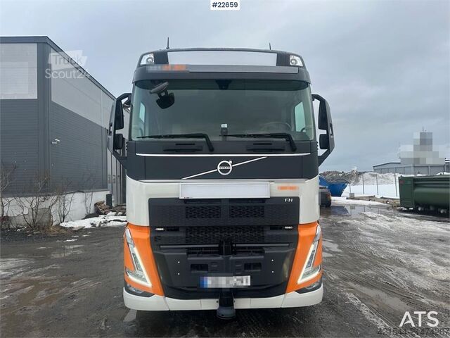 Vrachtwagen met kraan Volvo FH crane truck 8x2 w/ 95 t/m crane, jib and winch,