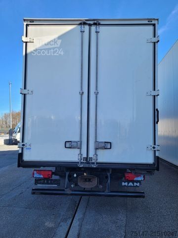 Dostavno vozilo s kesonom MAN TGL 8.220 4x2 BL 3 Sitzer Möbelkoffer Klima