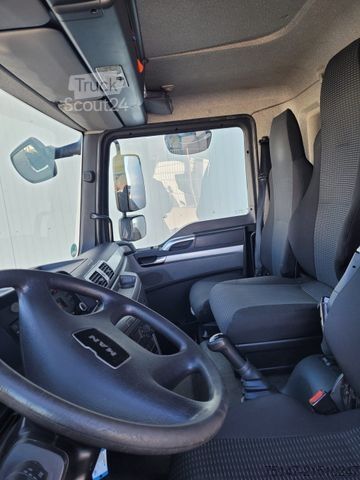 Dostavno vozilo s kesonom MAN TGL 8.220 4x2 BL 3 Sitzer Möbelkoffer Klima