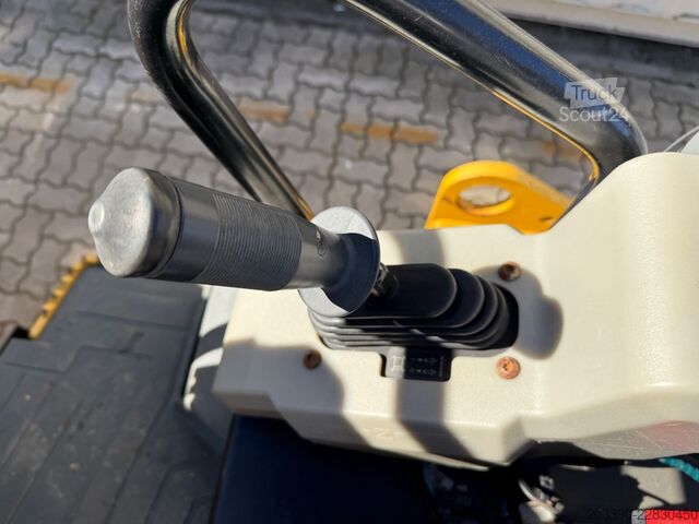 Enkeltromle-valse CATERPILLAR CB34B / 2018 BJ / 932 Stunden / 4.3 Tonnen