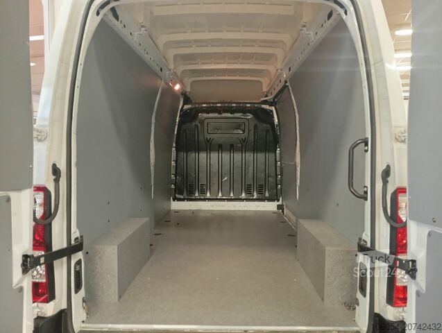 Long wheelbase van Renault Master L