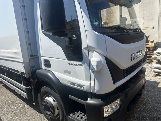 Samochód ciężarowy z plandeką typu platforma IVECO 120E25