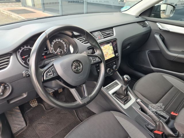 Minibus SKODA Octavia Combi Ambition 1.6 TDi - AHK -