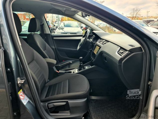 Minibus SKODA Octavia Combi Ambition 1.6 TDi - AHK -