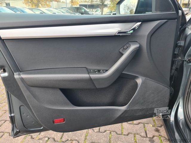 Minibus SKODA Octavia Combi Ambition 1.6 TDi - AHK -