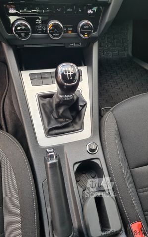 Minibus SKODA Octavia Combi Ambition 1.6 TDi - AHK -