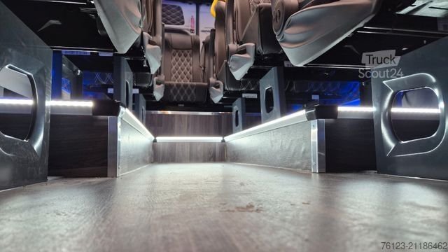 Minibus MERCEDES-BENZ 519  Allrad 4 x 4 Lagerfahrzeug Stock 20 Sitzer