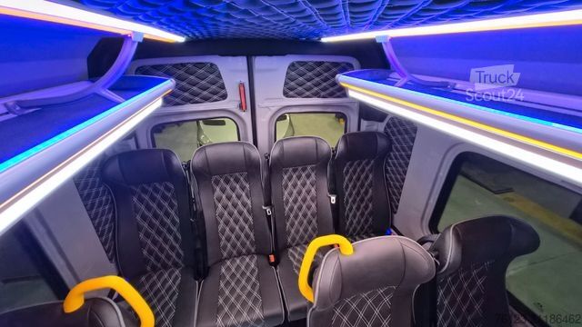 Minibus MERCEDES-BENZ 519  Allrad 4 x 4 Lagerfahrzeug Stock 20 Sitzer